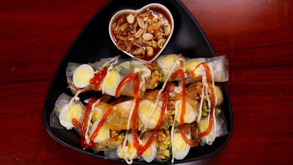 các món ăn vặt ngon rẻ dễ làm: bánh tráng cuốn sốt me bơ