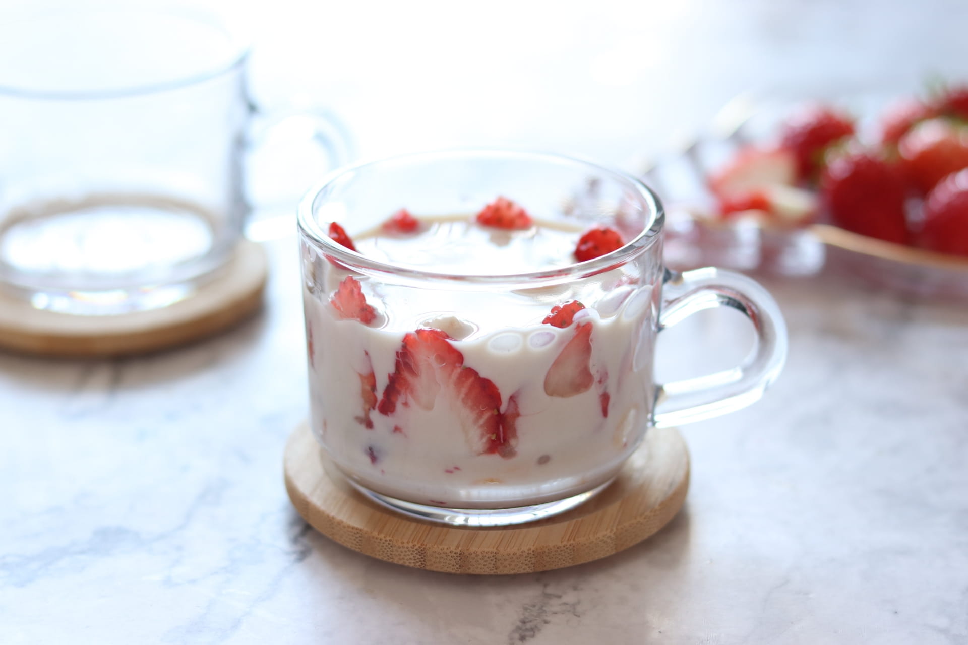 đồ ăn ngọt: sữa chua dâu tây