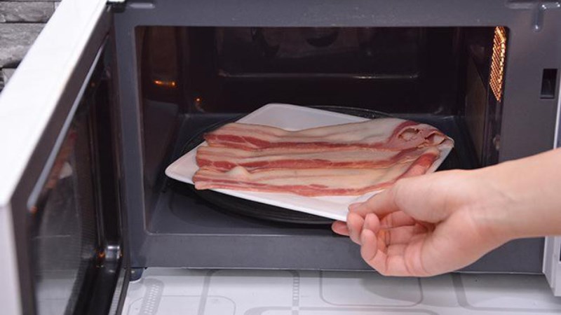 cách rã đông thịt nhanh: Rã đông bằng lò vi sóng