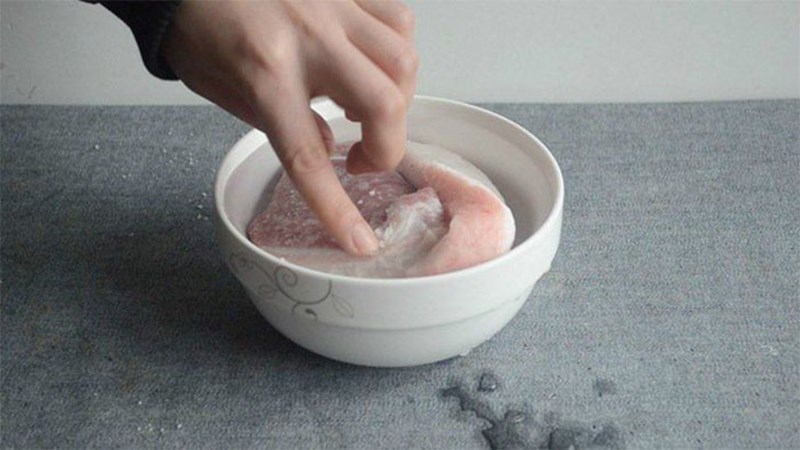 cách rã đông thịt nhanh: Rã đông bằng muối