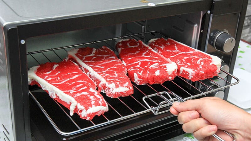 cách rã đông thịt nhanh: Rã đông bằng lò nướng