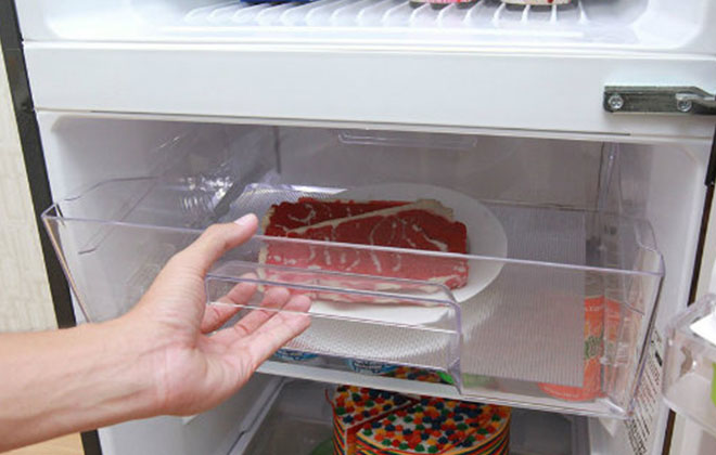 cách rã đông thịt nhanh: Rã đông từ ngăn mát tủ lạnh